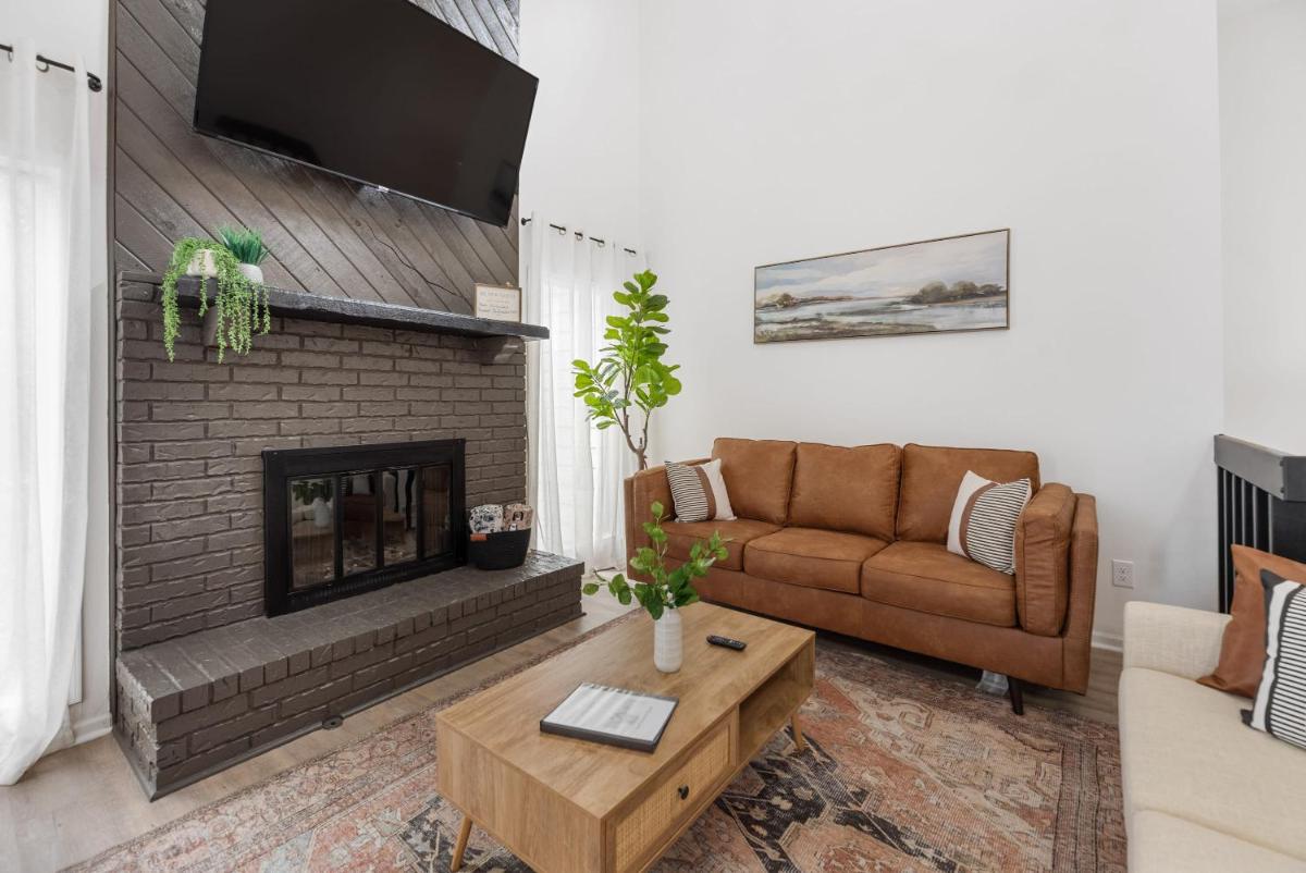 Beautiful 6 bed 3 bath home in quiet neighborhood - Housity