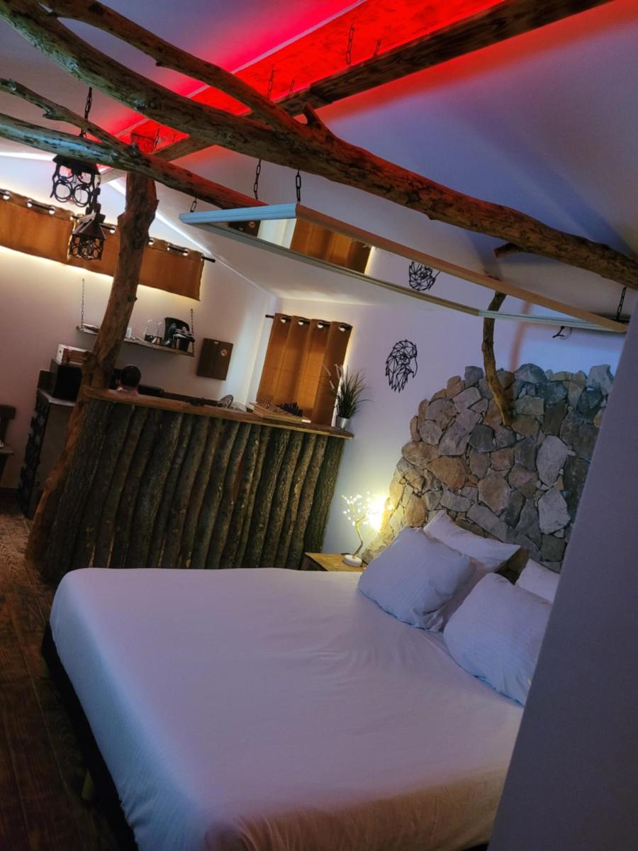 LOVE Room Danslesbois avec spa - Housity
