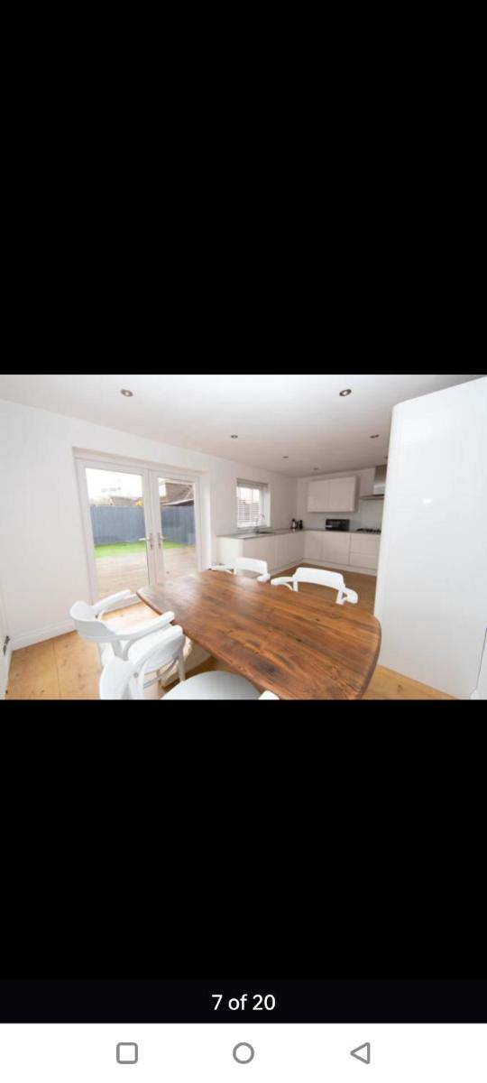Sunny room in modern house - Housity