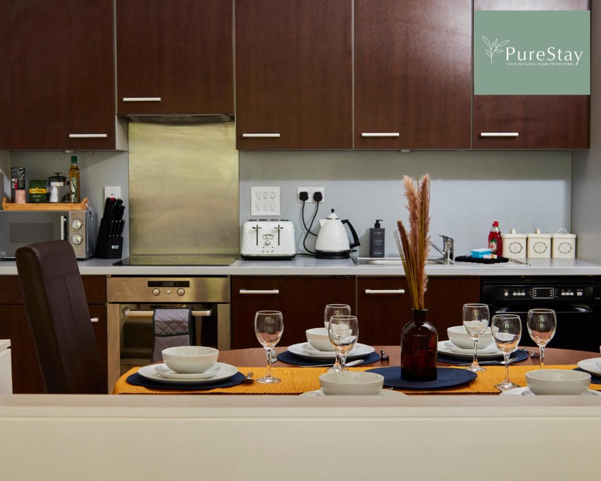 Beautiful Four Bed House By PureStay Short Lets & Serviced Accommodation Coventry With Parking - Housity