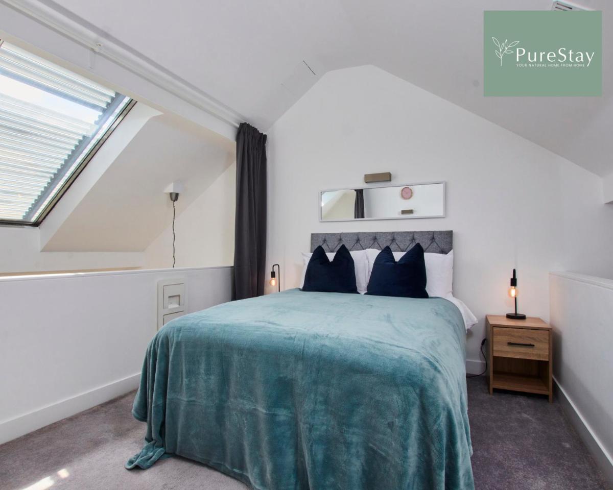 Beautiful Four Bed House By PureStay Short Lets & Serviced Accommodation Coventry With Parking - Housity
