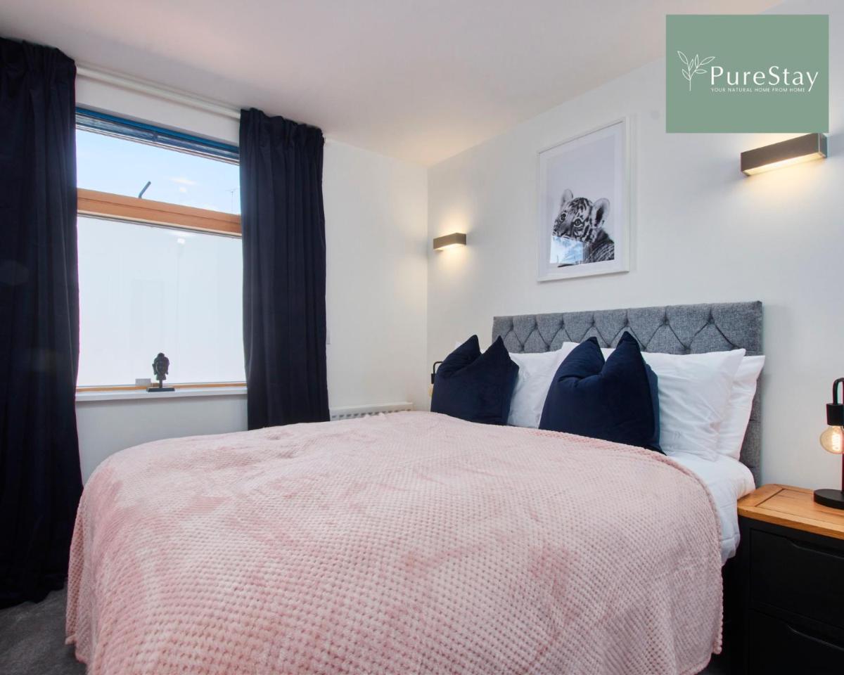 Beautiful Four Bed House By PureStay Short Lets & Serviced Accommodation Coventry With Parking - Housity