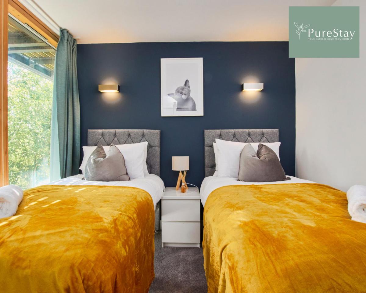 Beautiful Four Bed House By PureStay Short Lets & Serviced Accommodation Coventry With Parking - Housity