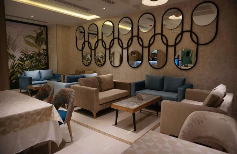 LYNATEL PALACE - Housity