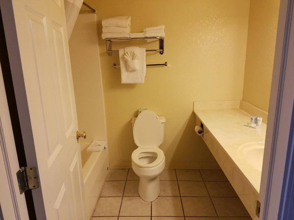 Great Mackinaw Beachfront Hotel - Housity