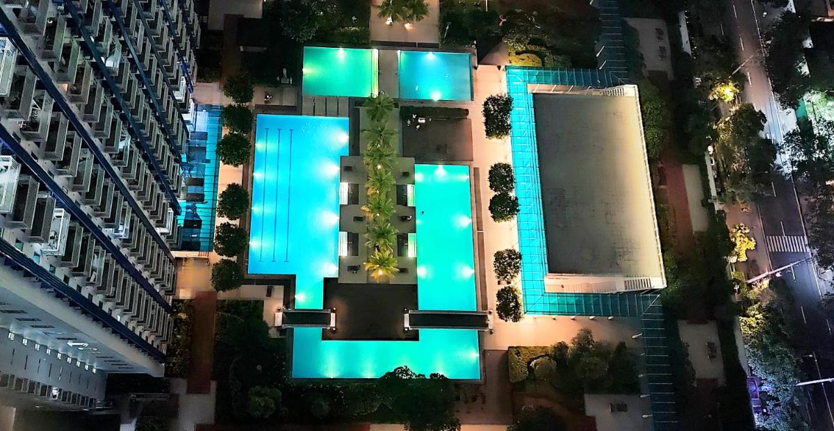 Makati Serenity Suite with Balcony and Warm Pool - Housity