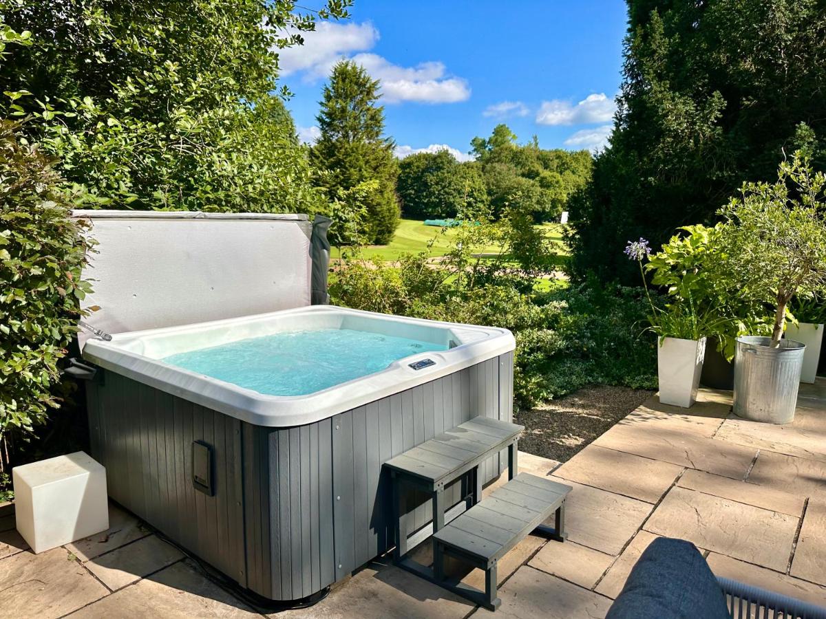 Stunning Countryside Home with Hot Tub - Sleeps 8 - Housity