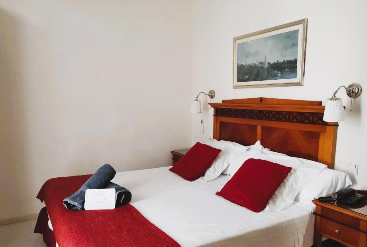 Cama o camas de una habitación en Hotel Ciutat Jardi