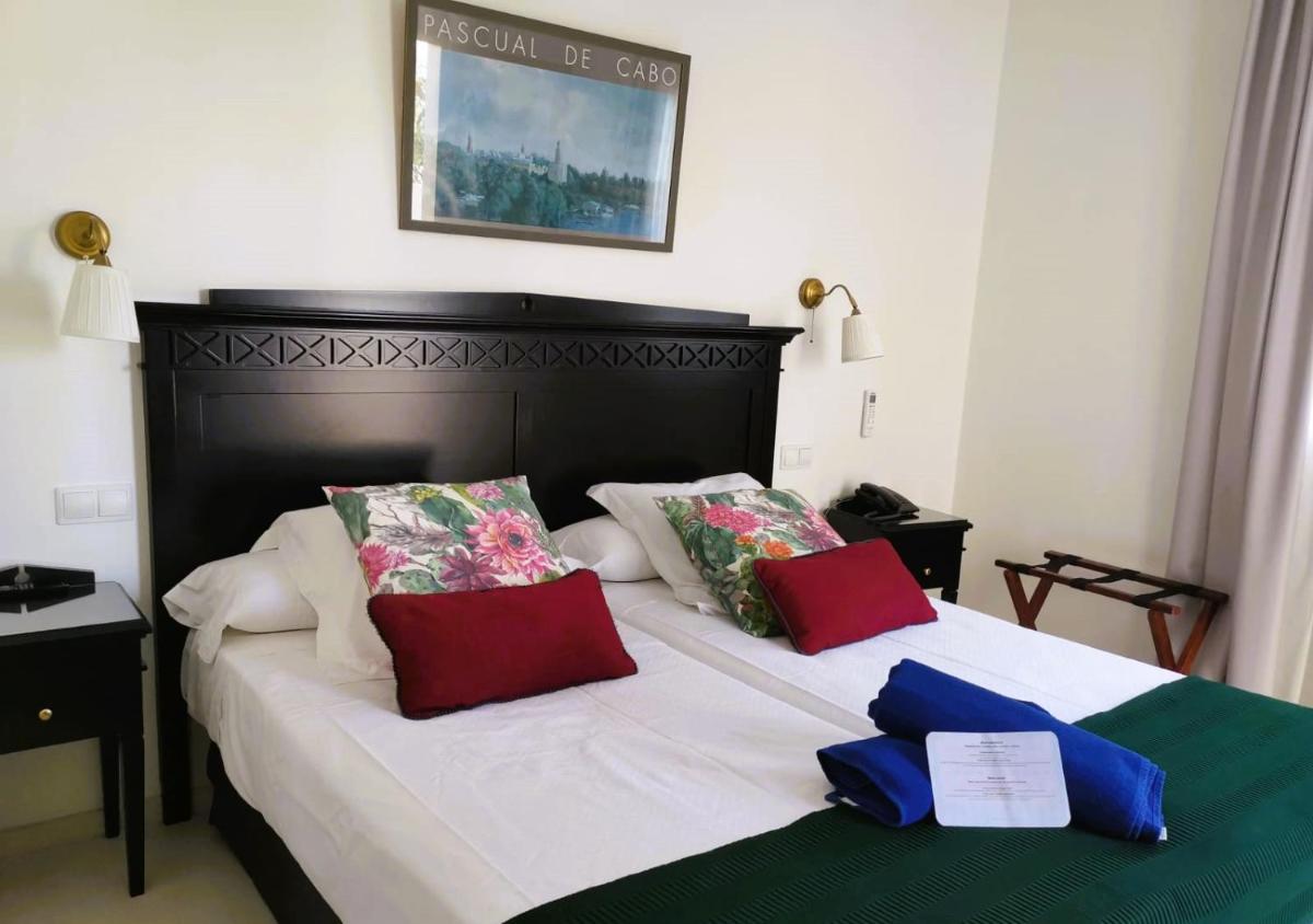Cama o camas de una habitación en Hotel Ciutat Jardi