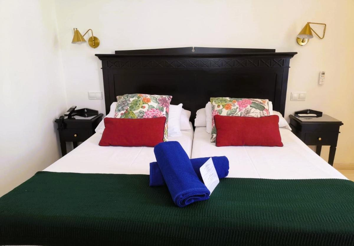 Cama o camas de una habitación en Hotel Ciutat Jardi