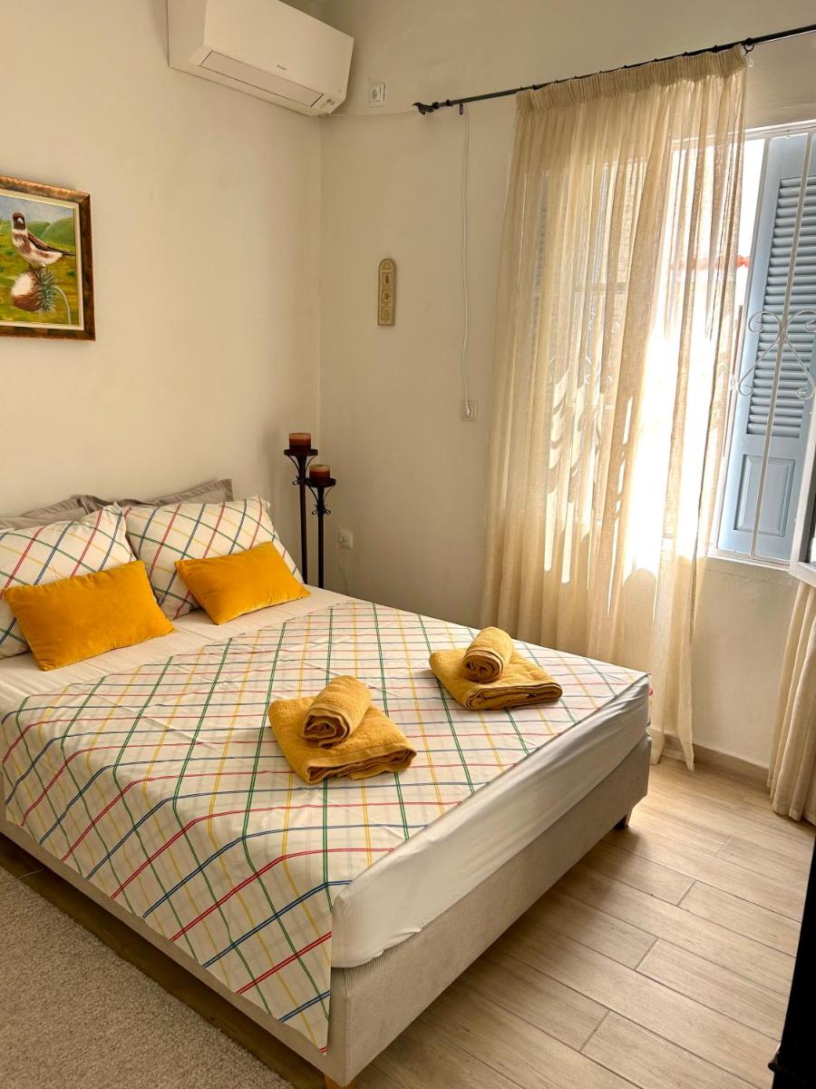 Suitetrails - Cozy house with backyard at Iraklio Attikis