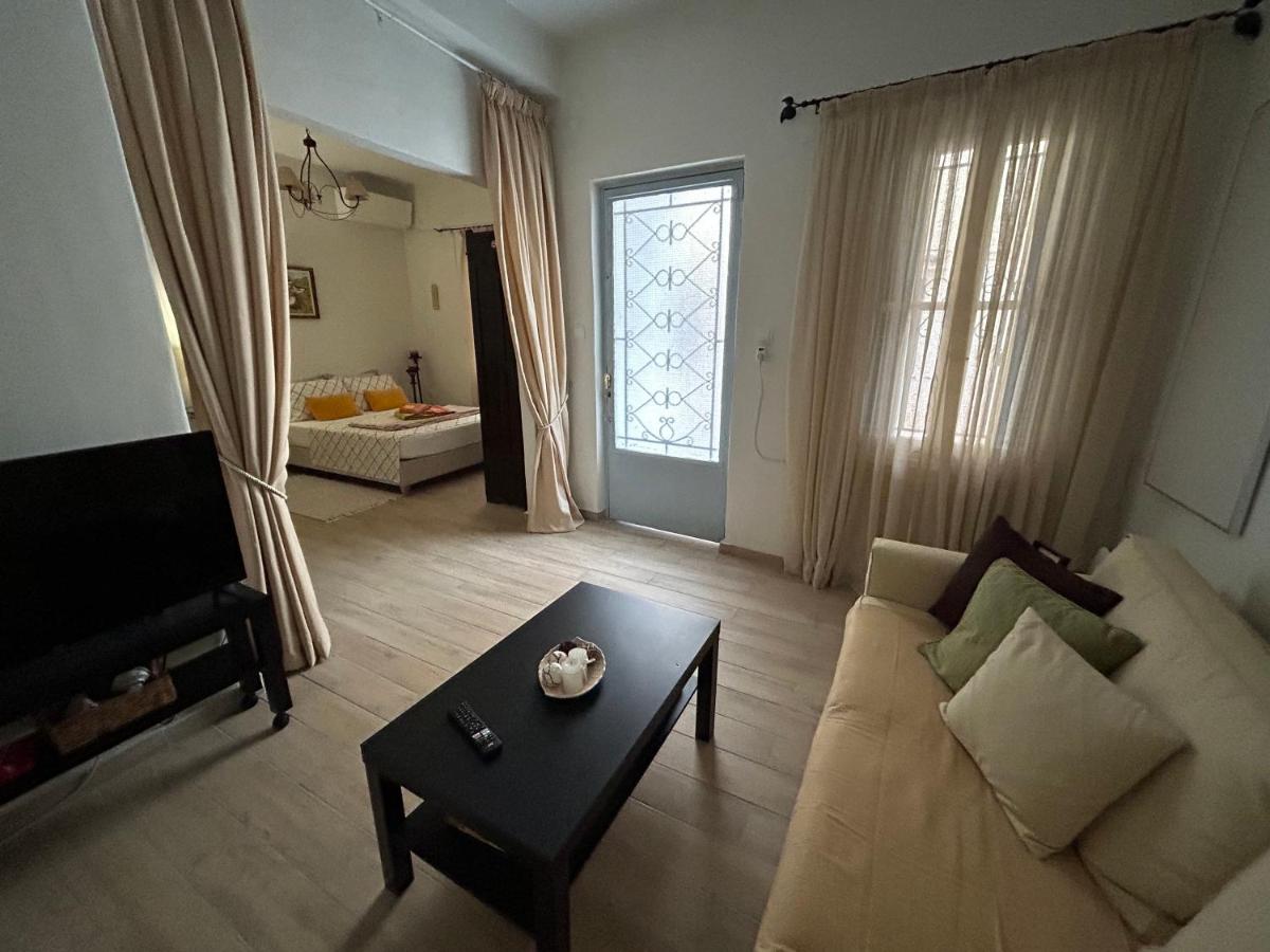 Suitetrails - Cozy house with backyard at Iraklio Attikis