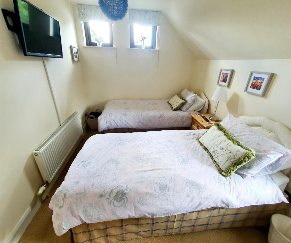 Lindas Retreats Self catering accommodation 1 bedroom cottage or 3 bedroom House - Housity
