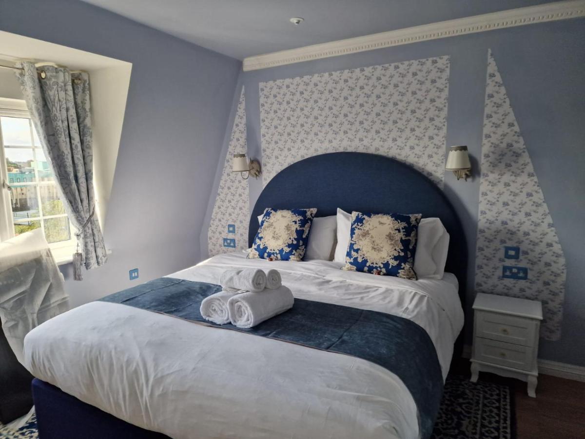 The Mad Hatter's Guestrooms - Housity