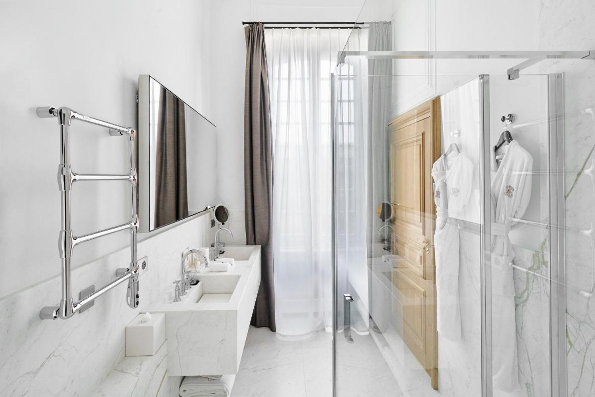 Salle de bains dans l'établissement Château de la Gaude