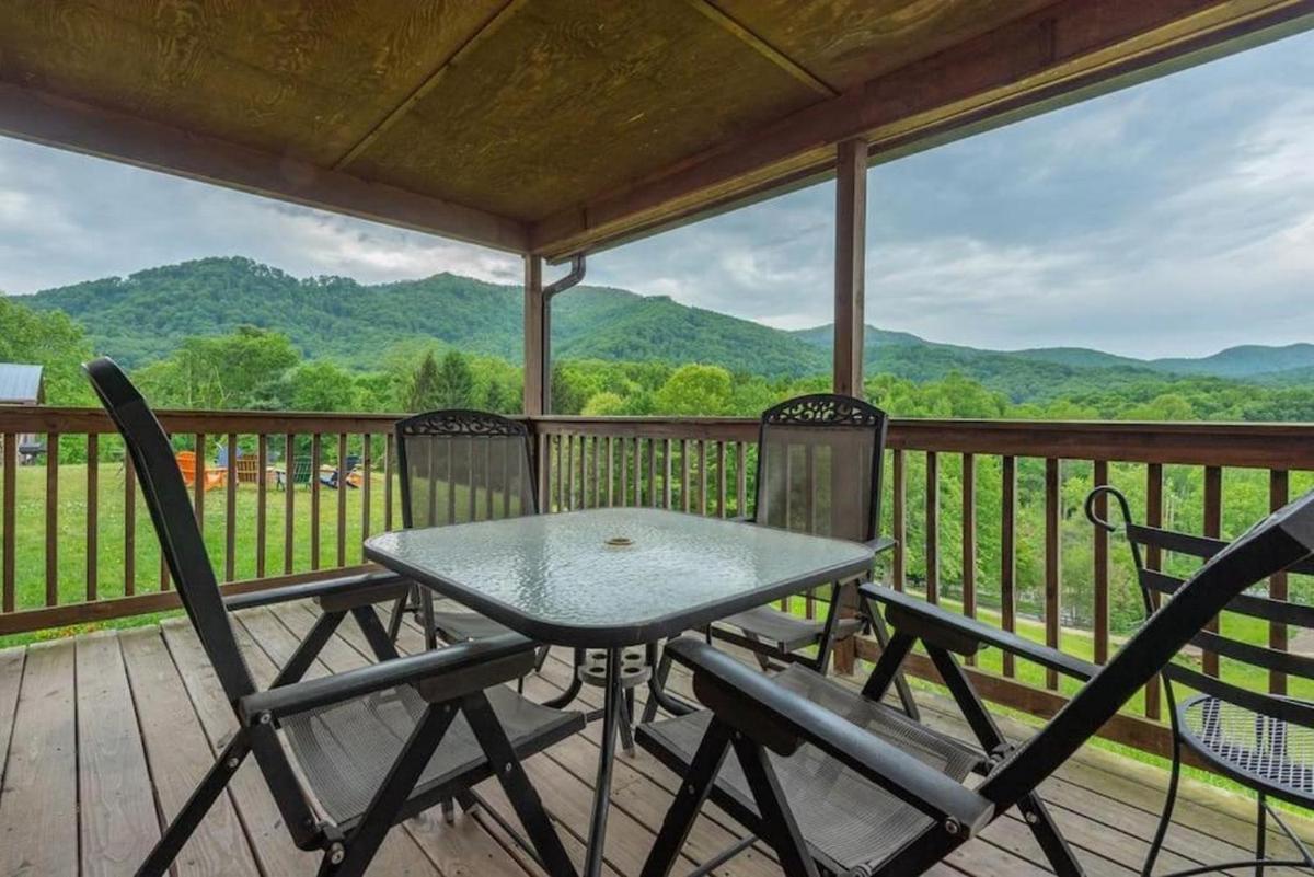 Gorgeous Mountain View Cabin on 12 Acres - Housity