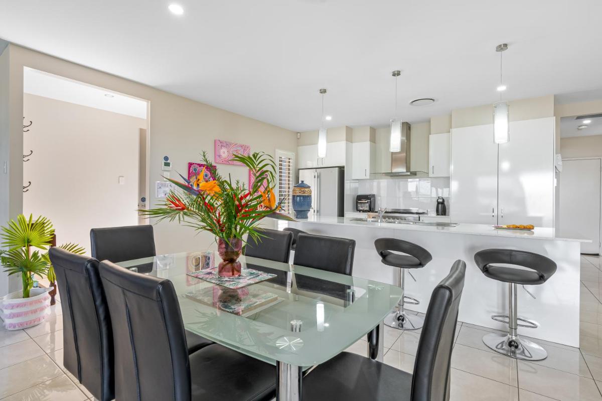 Palm Oasis Hinterland Home, Sleeps 10 with Pets - Housity