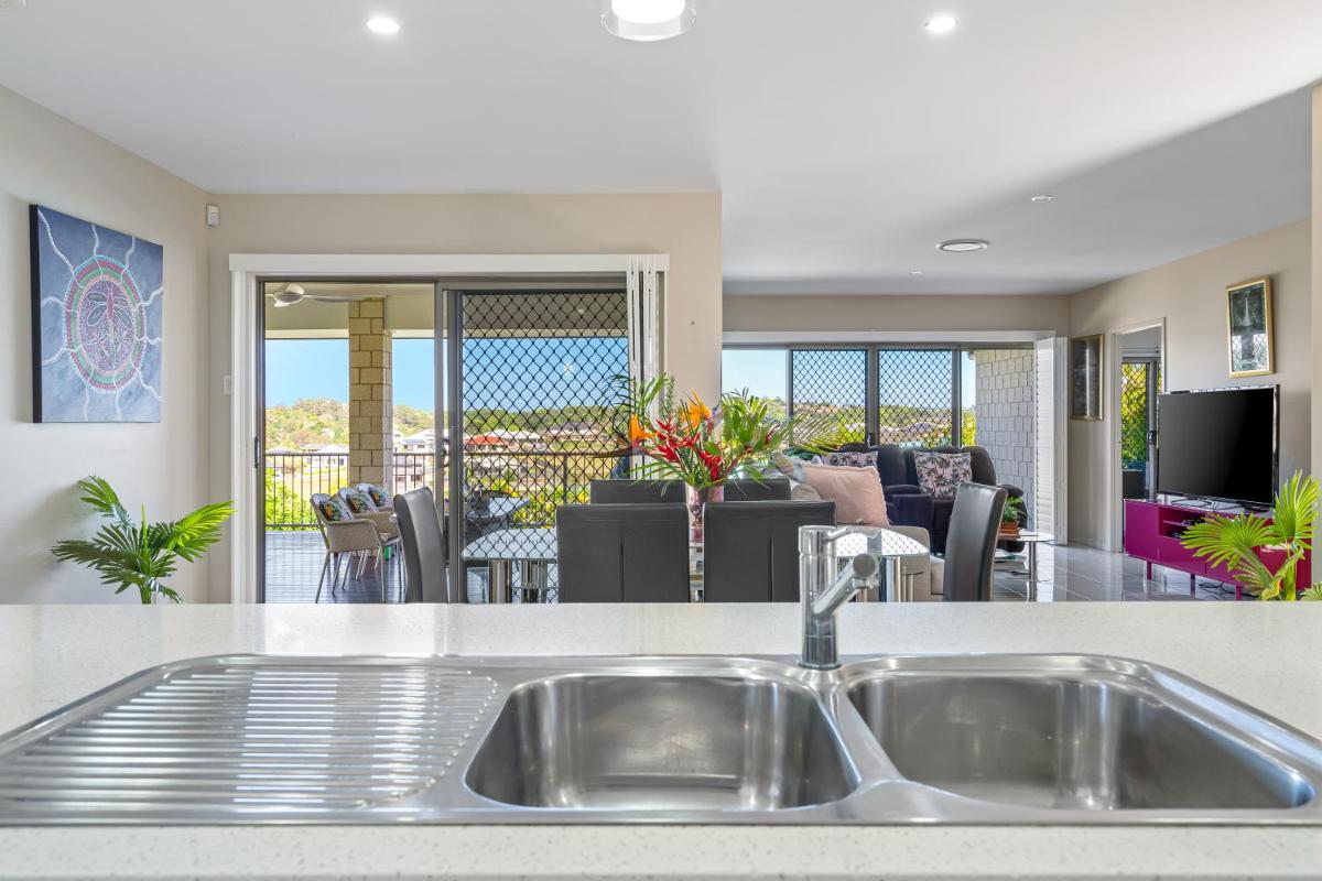 Palm Oasis Hinterland Home, Sleeps 10 with Pets - Housity