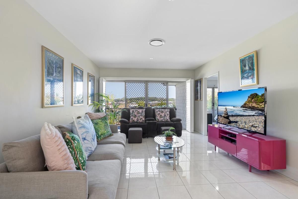 Palm Oasis Hinterland Home, Sleeps 10 with Pets - Housity