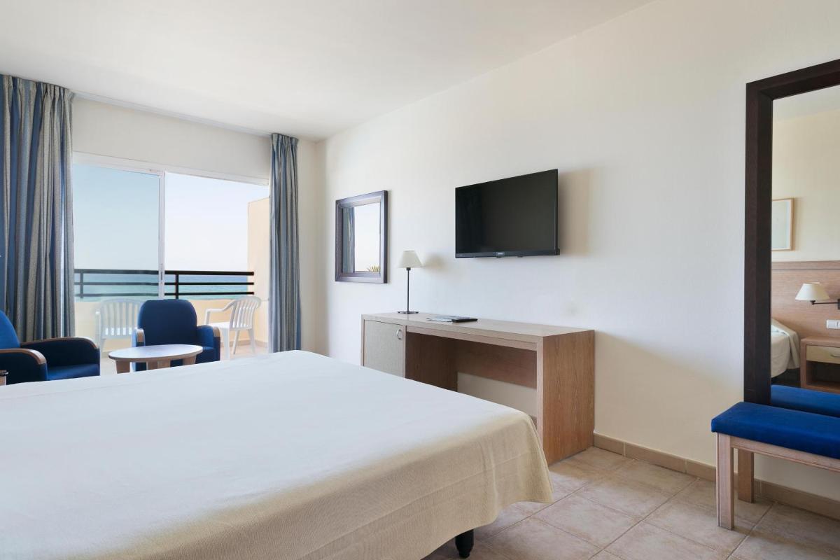 Una televisión o centro de entretenimiento en Hotel Best Sabinal