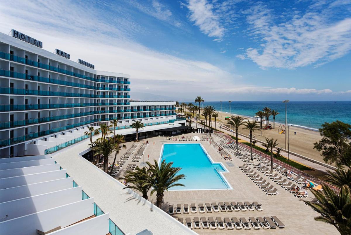 Una vista de la piscina y la playa del resort. en Hotel Best Sabinal, en Roquetas de Mar