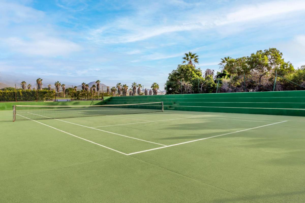 Instalaciones para jugar a tenis o squash en Royal Tenerife Country Club o alrededores