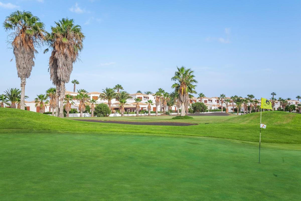 Instalaciones para jugar al golf en el apartahotel o alrededores