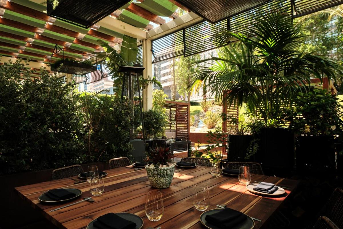 Um restaurante ou outro lugar para comer em Corinthia Lisbon