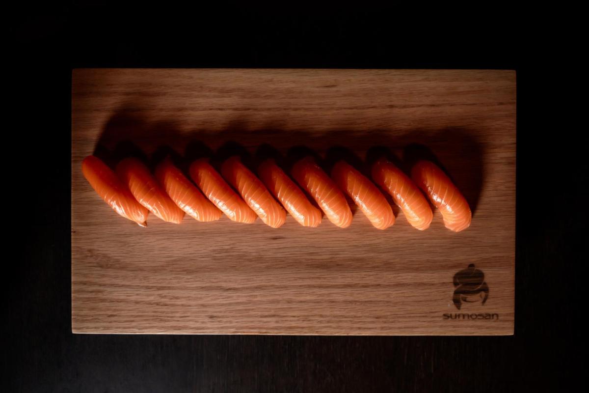 un groupe de carottes sur une planche de découpe en bois dans l'établissement Six Senses Residences & Spa Courchevel, à Courchevel