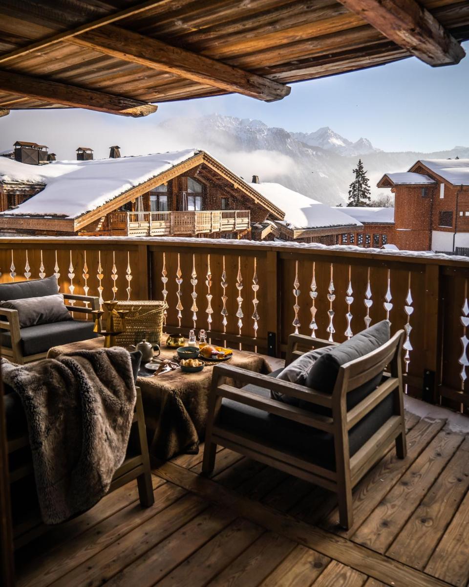 Elle comprend un balcon offrant une vue sur une montagne enneigée. dans l'établissement Six Senses Residences & Spa Courchevel, à Courchevel