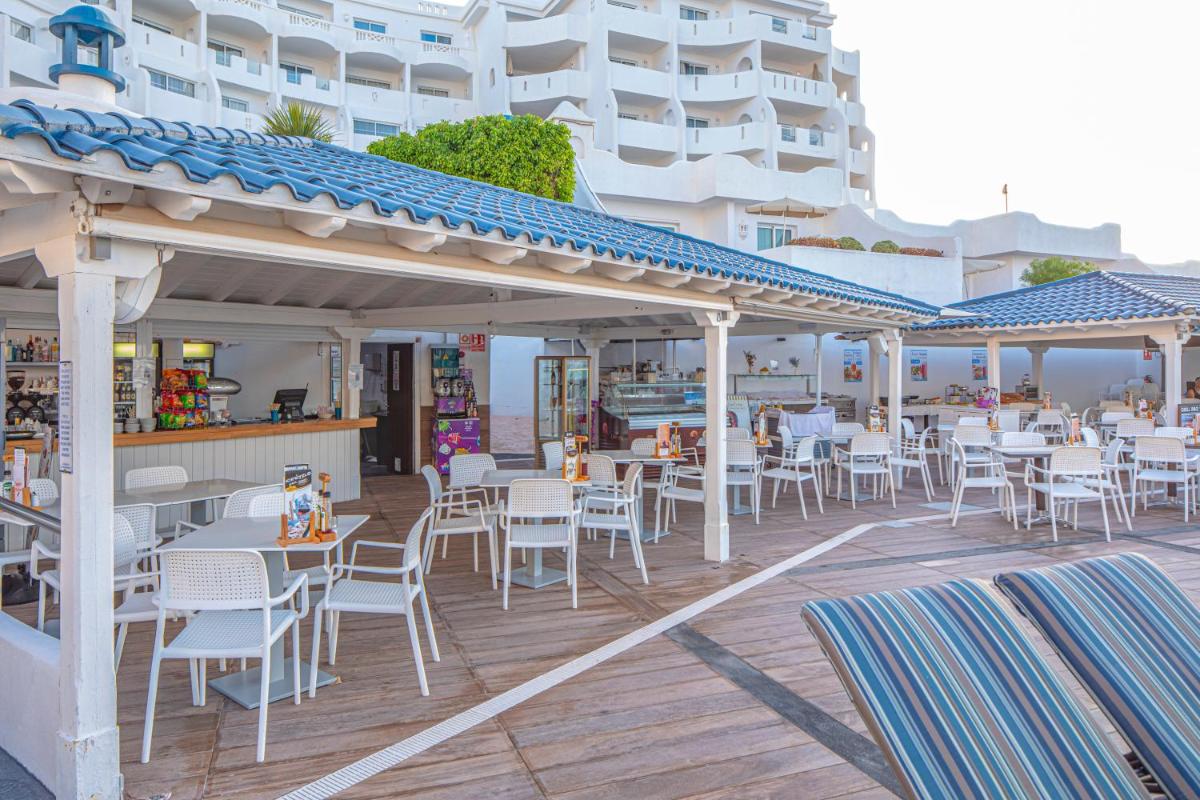 Un restaurante o sitio para comer en Santa Barbara Golf and Ocean Club