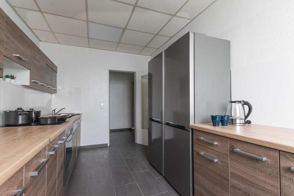 Suitetrails - T&K Apartments 6 and 10 Room Apartment in Neuss for big Groups 22min to Fair DUS