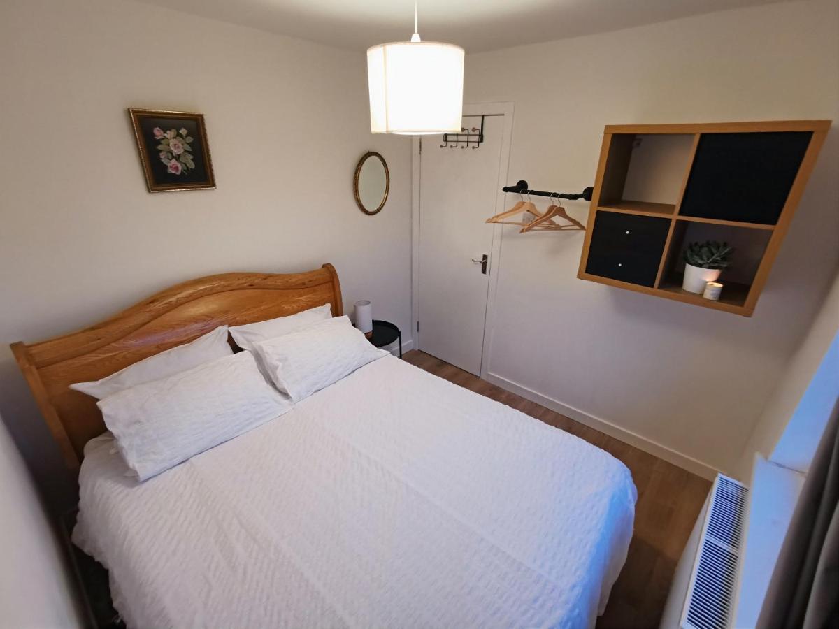 Peaceful house in the heart of Glasgow city, close to Queen Elizabeth Hospital and Govan subway, Free Private Parking - Housity
