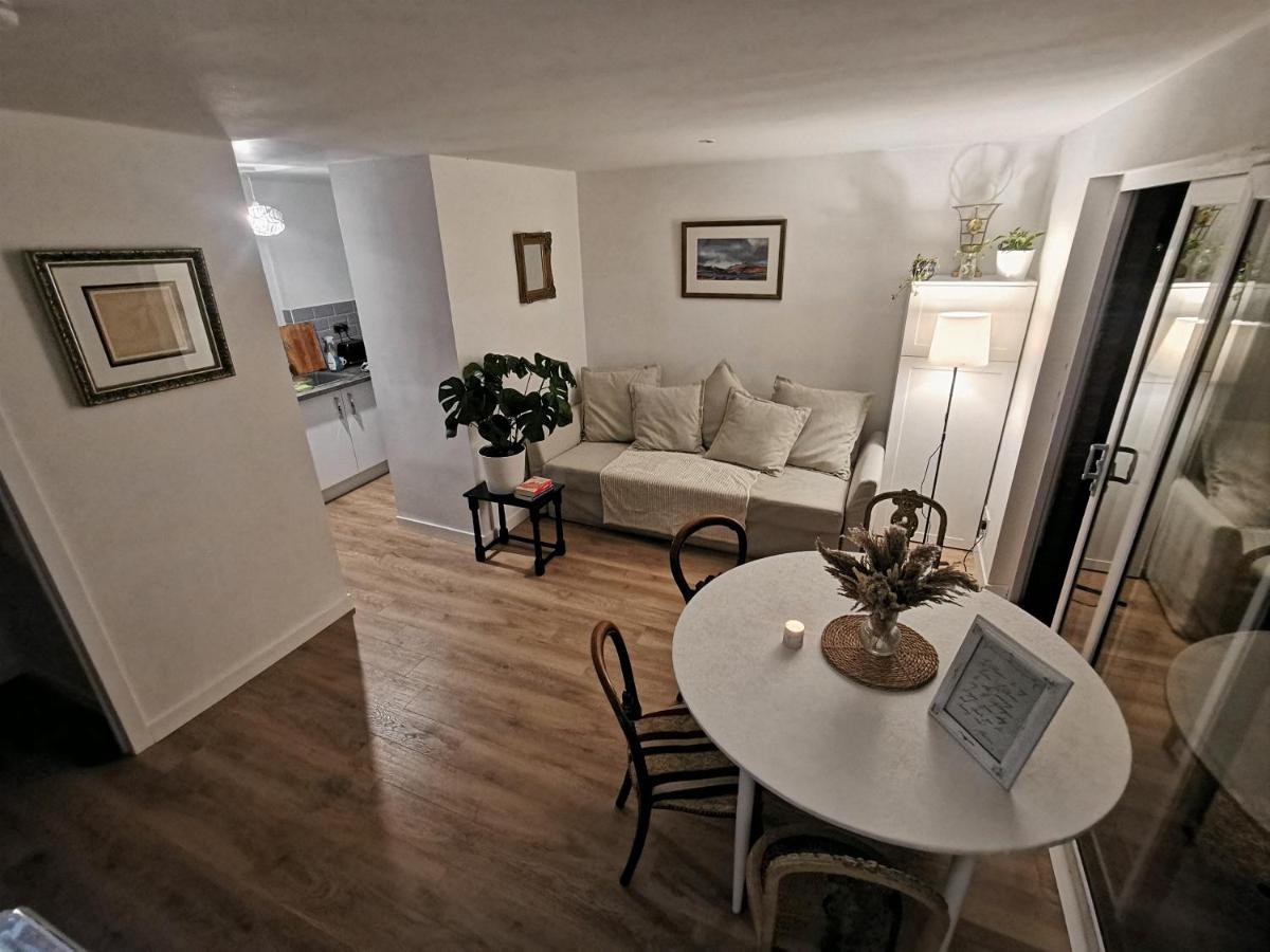 Peaceful house in the heart of Glasgow city, close to Queen Elizabeth Hospital and Govan subway, Free Private Parking - Housity