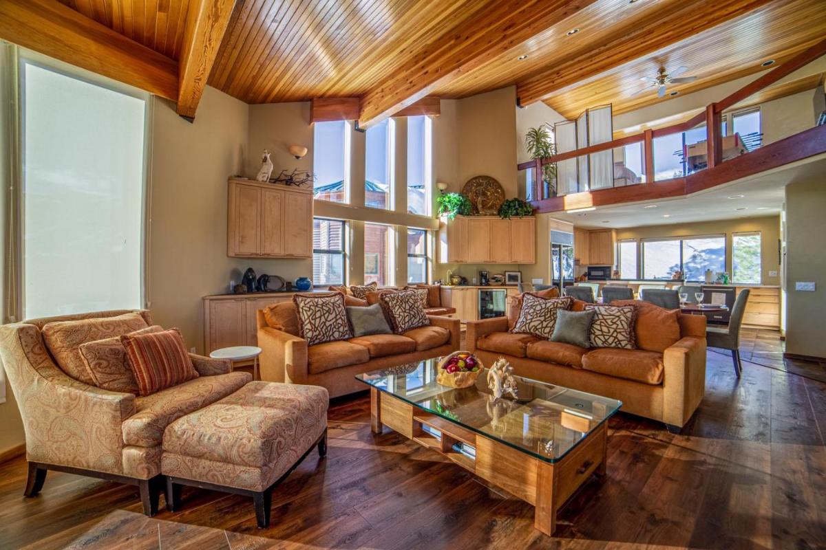#371 - Ski-In Ski-Out Pet-Friendly Home, Mountain Views & Private Spa - Housity