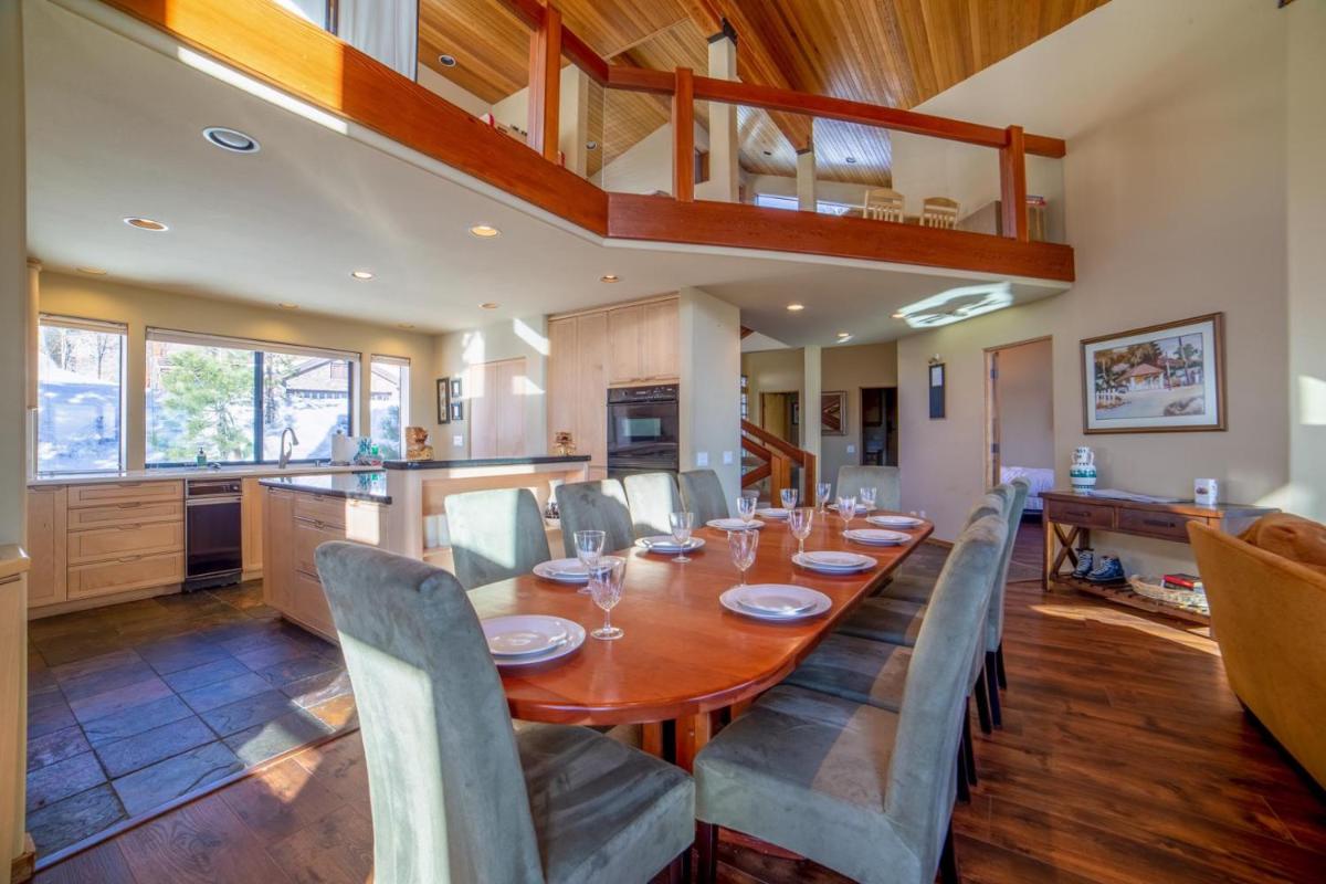 #371 - Ski-In Ski-Out Pet-Friendly Home, Mountain Views & Private Spa - Housity