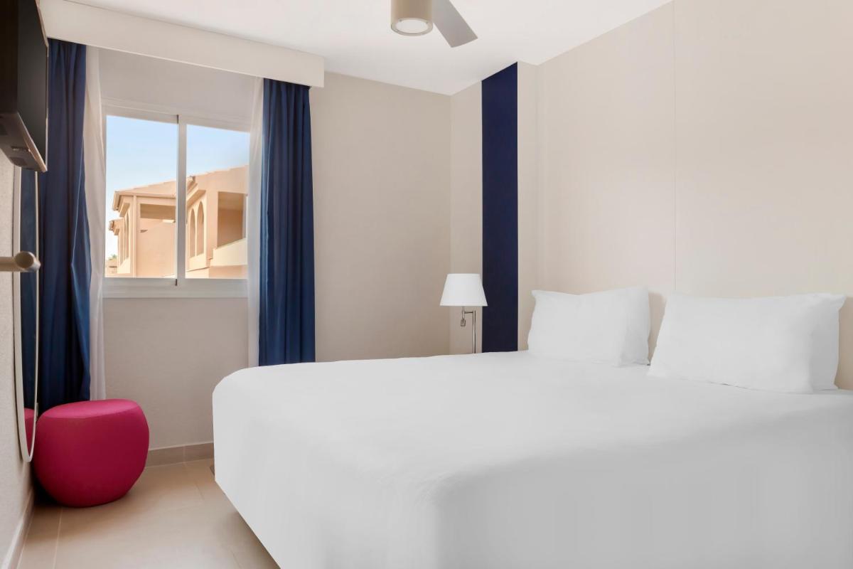 Cama o camas de una habitación en Los Amigos Beach Club