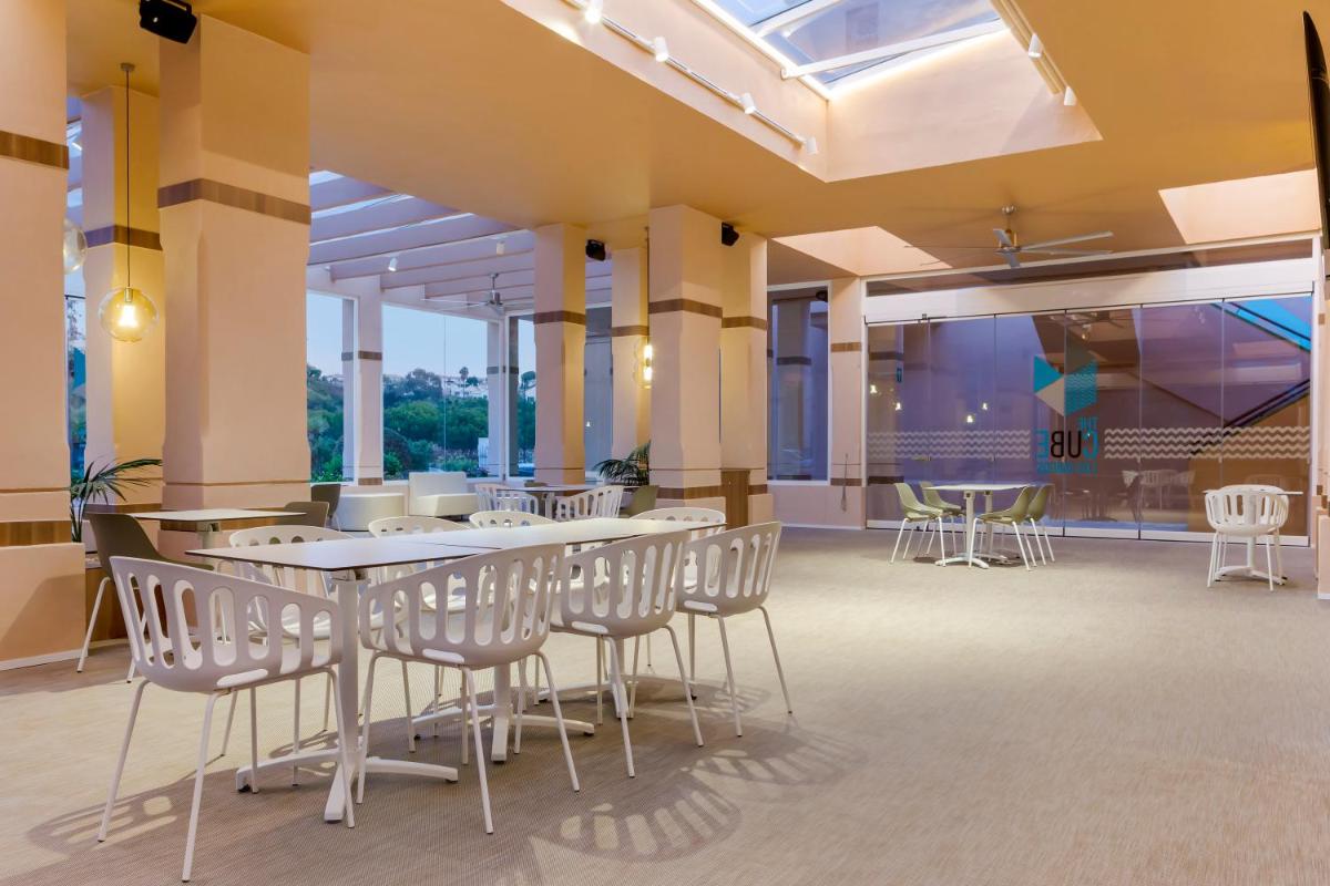 Un restaurante o sitio para comer en Los Amigos Beach Club