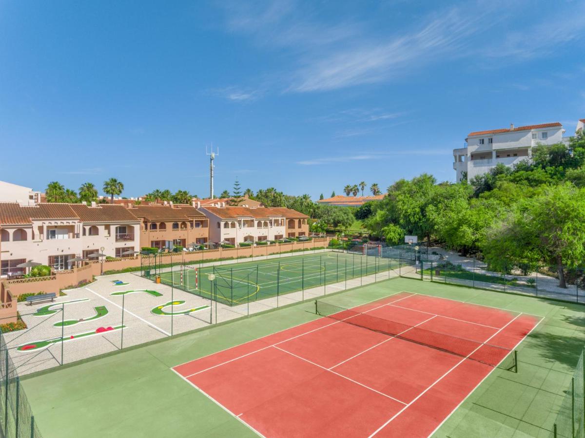 Instalaciones para jugar a tenis o squash en Los Amigos Beach Club o alrededores