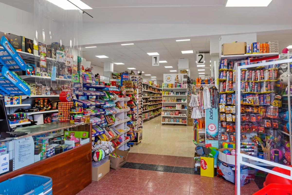 Supermercado u otro tipo de tienda en el apartahotel o alrededores