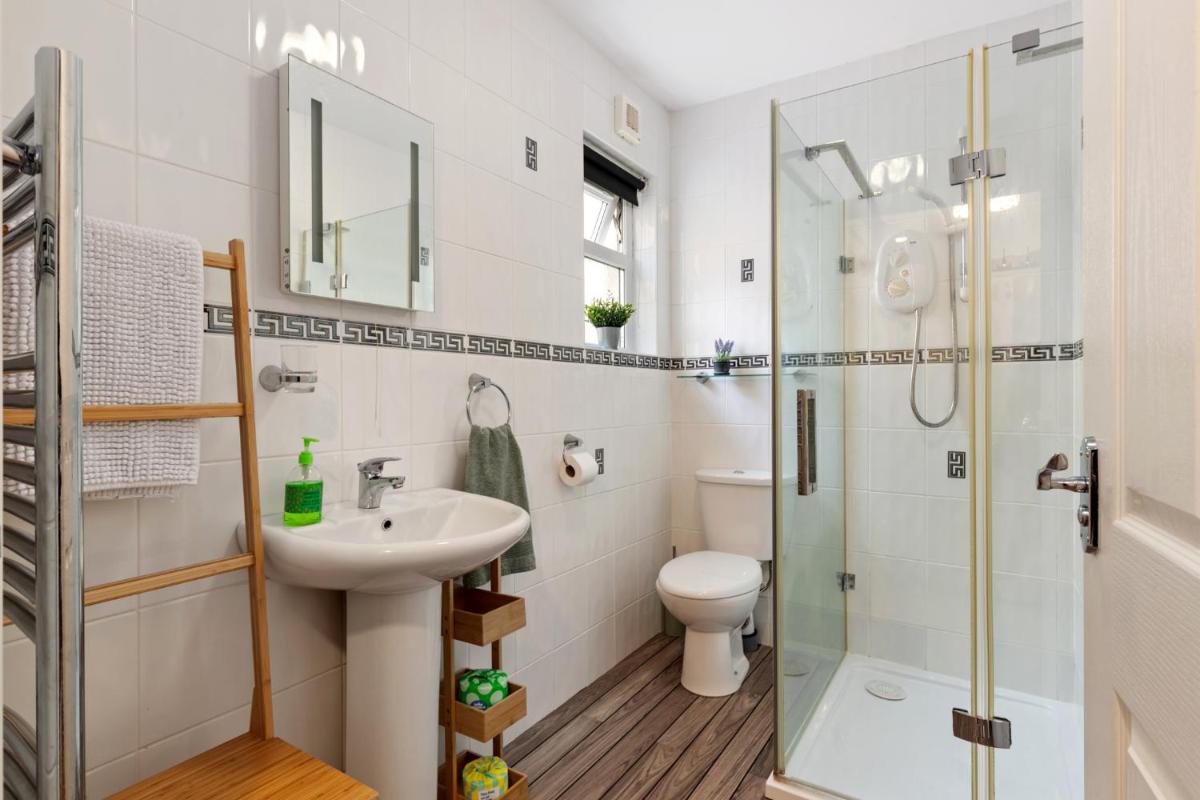St Helens Apartment 2 - Short Walk to Beach - Housity