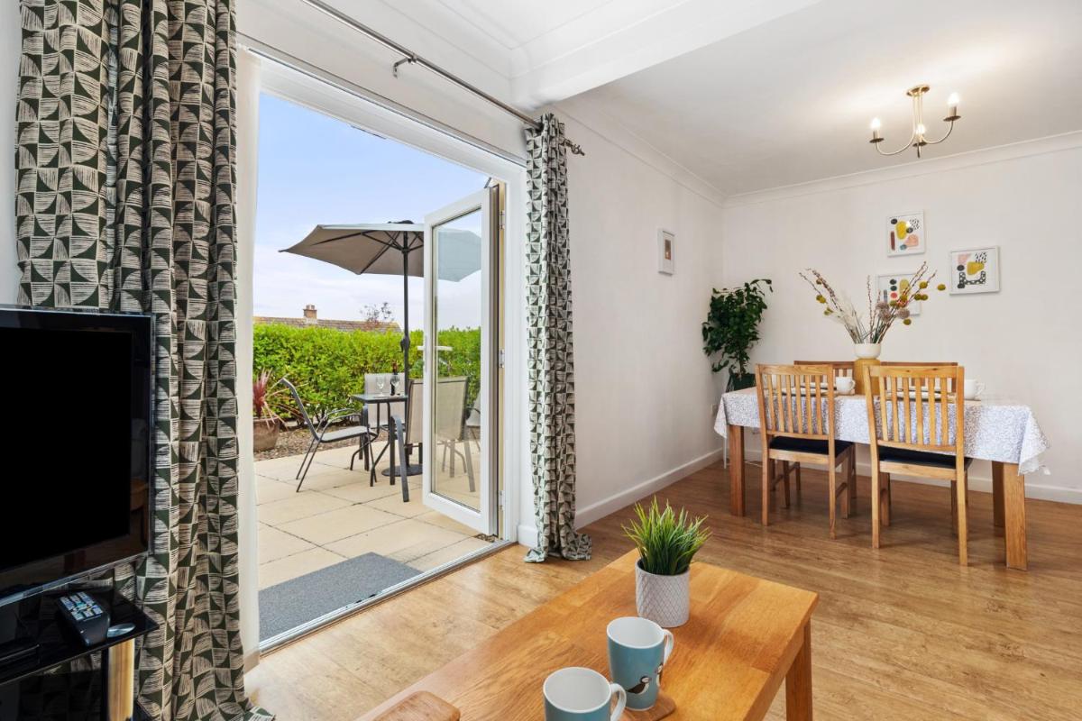 St Helens Apartment 2 - Short Walk to Beach - Housity