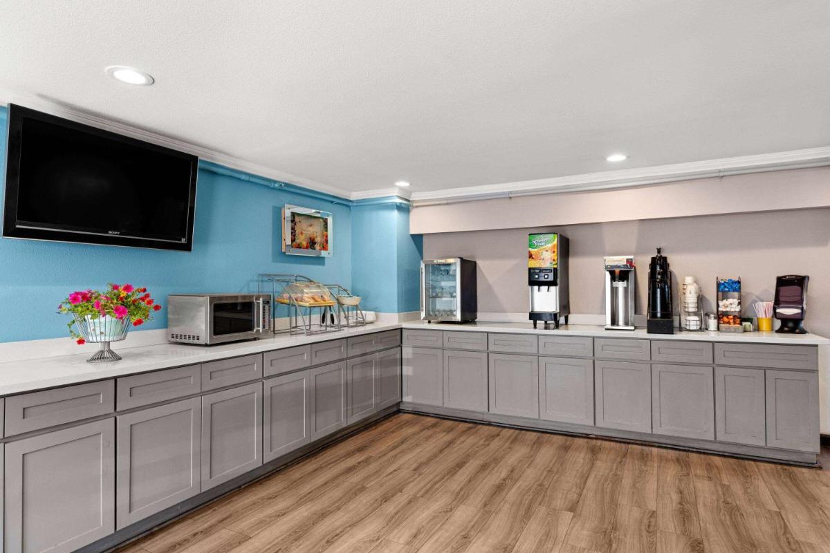 Days Inn by Wyndham Lakewood South Tacoma - Housity