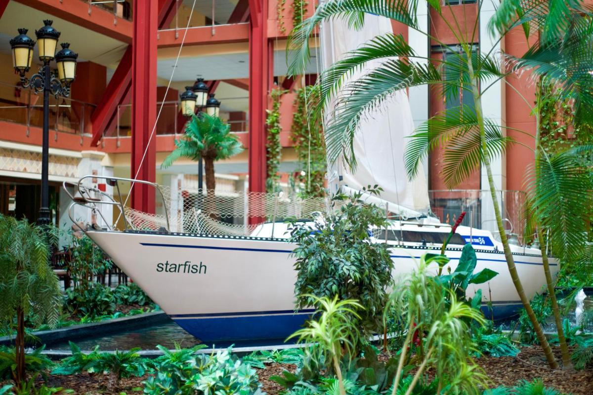 Jardín al aire libre en Holiday Premium Resort