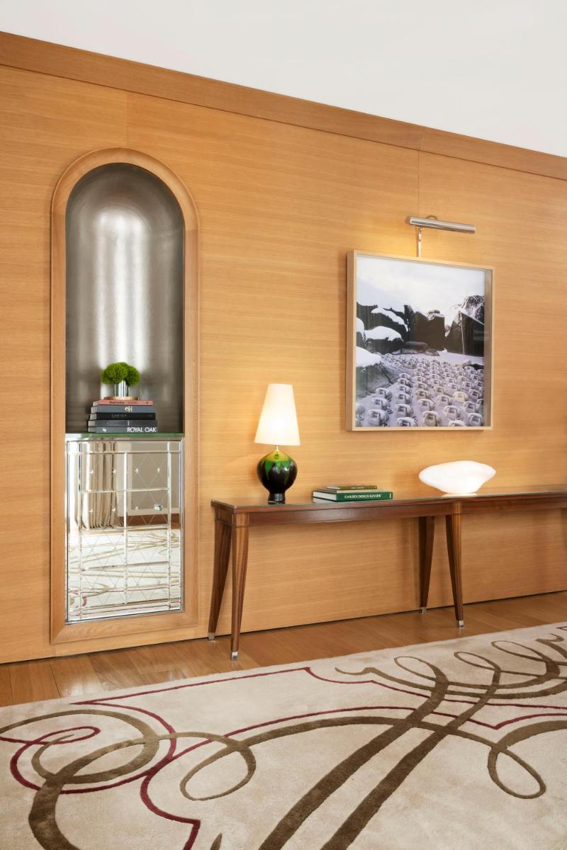 Télévision ou salle de divertissement dans l'établissement Hôtel Le Royal Monceau Raffles Paris