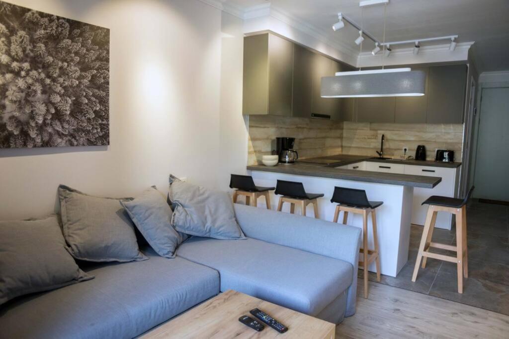 Cozy Ski-In/Ski-Out Apartment with Mountain Views - Housity