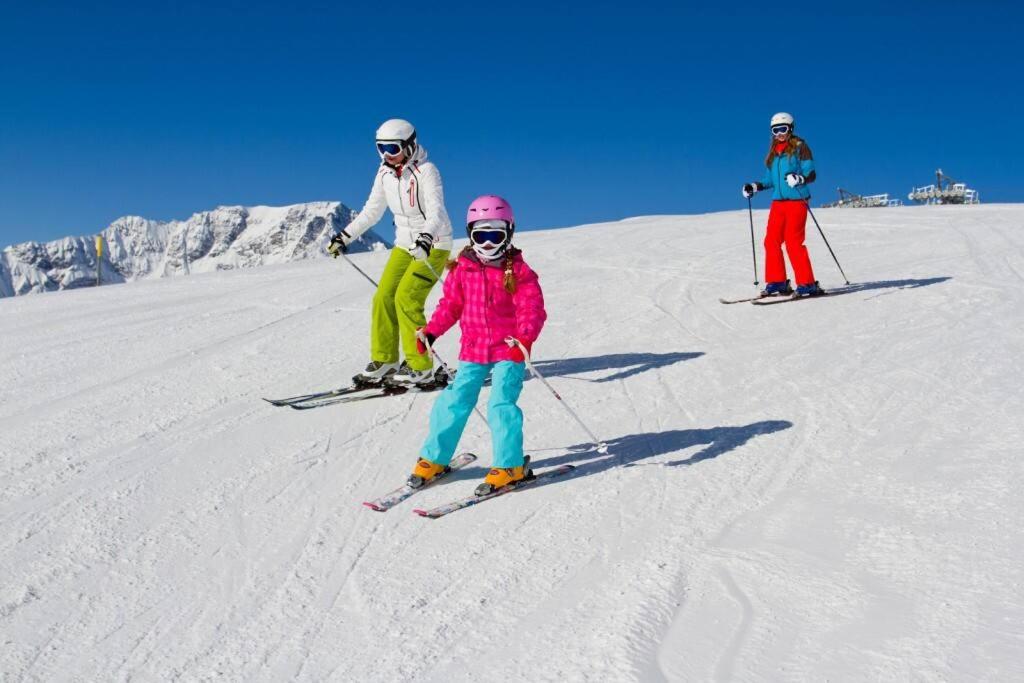 Cozy Ski-In/Ski-Out Apartment with Mountain Views - Housity