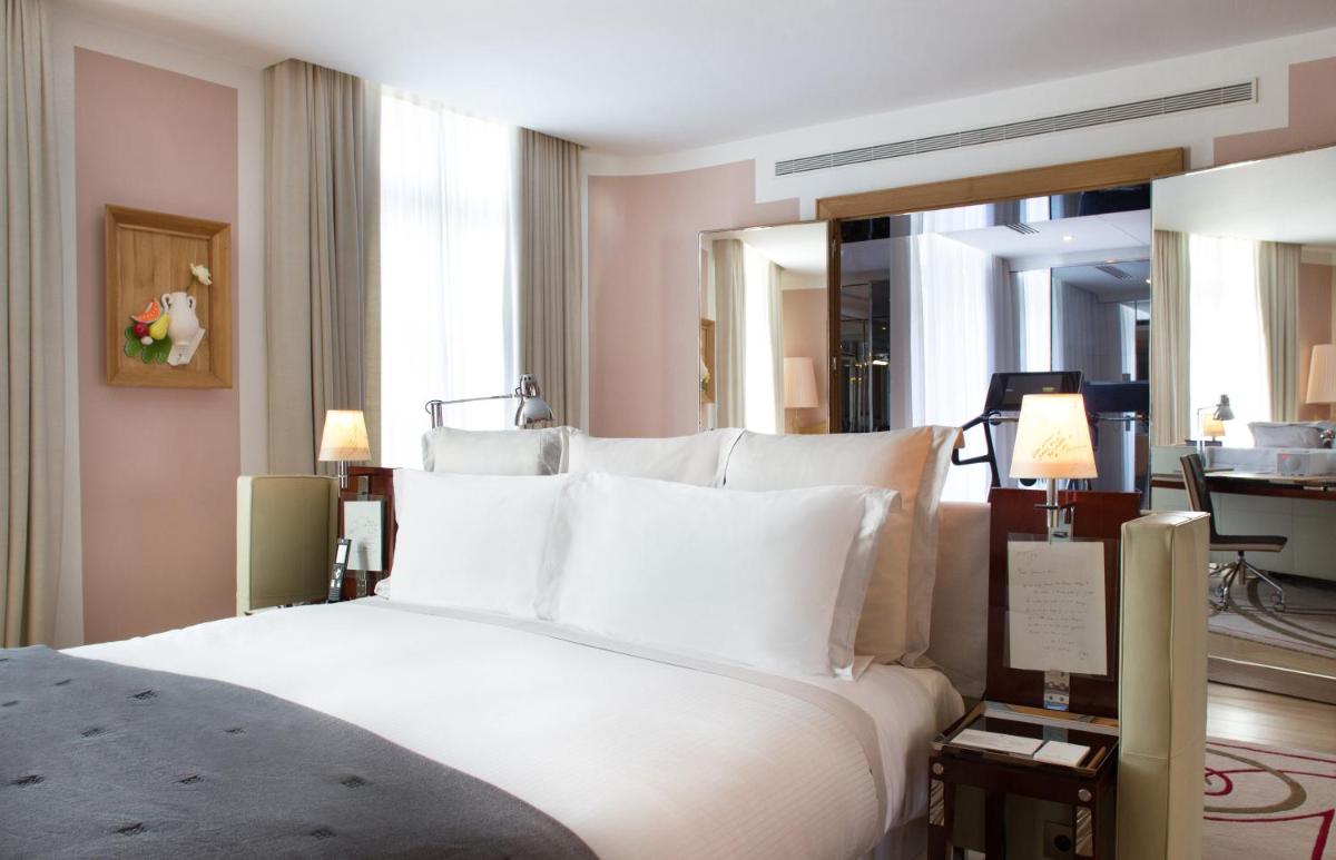 Un ou plusieurs lits dans un hébergement de l'établissement Hôtel Le Royal Monceau Raffles Paris