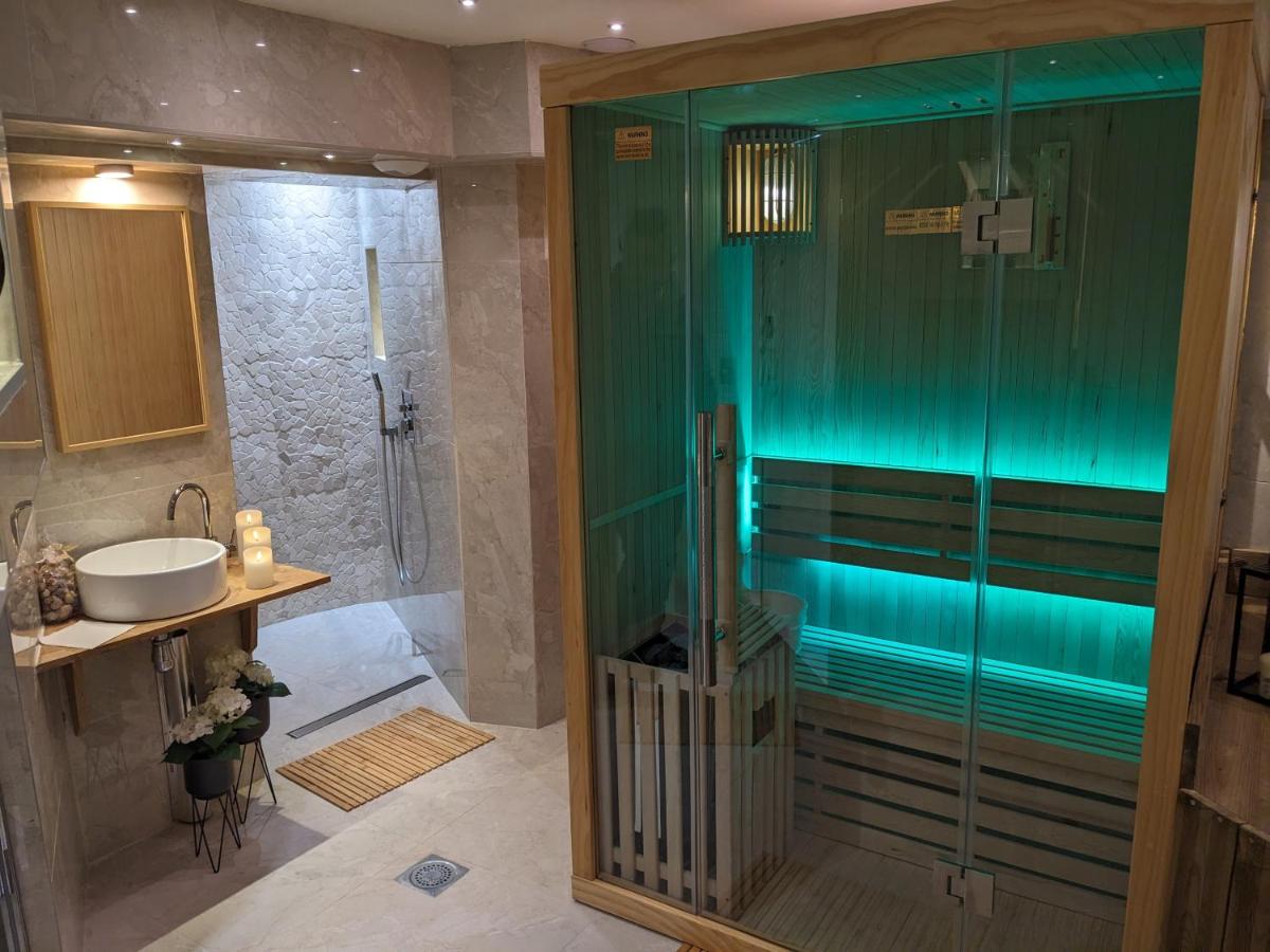 une salle de bain avec douche et lavabo dans l'établissement Best Western Hotel & Spa Austria-La Terrasse, à Saint-Étienne 30 autres photos