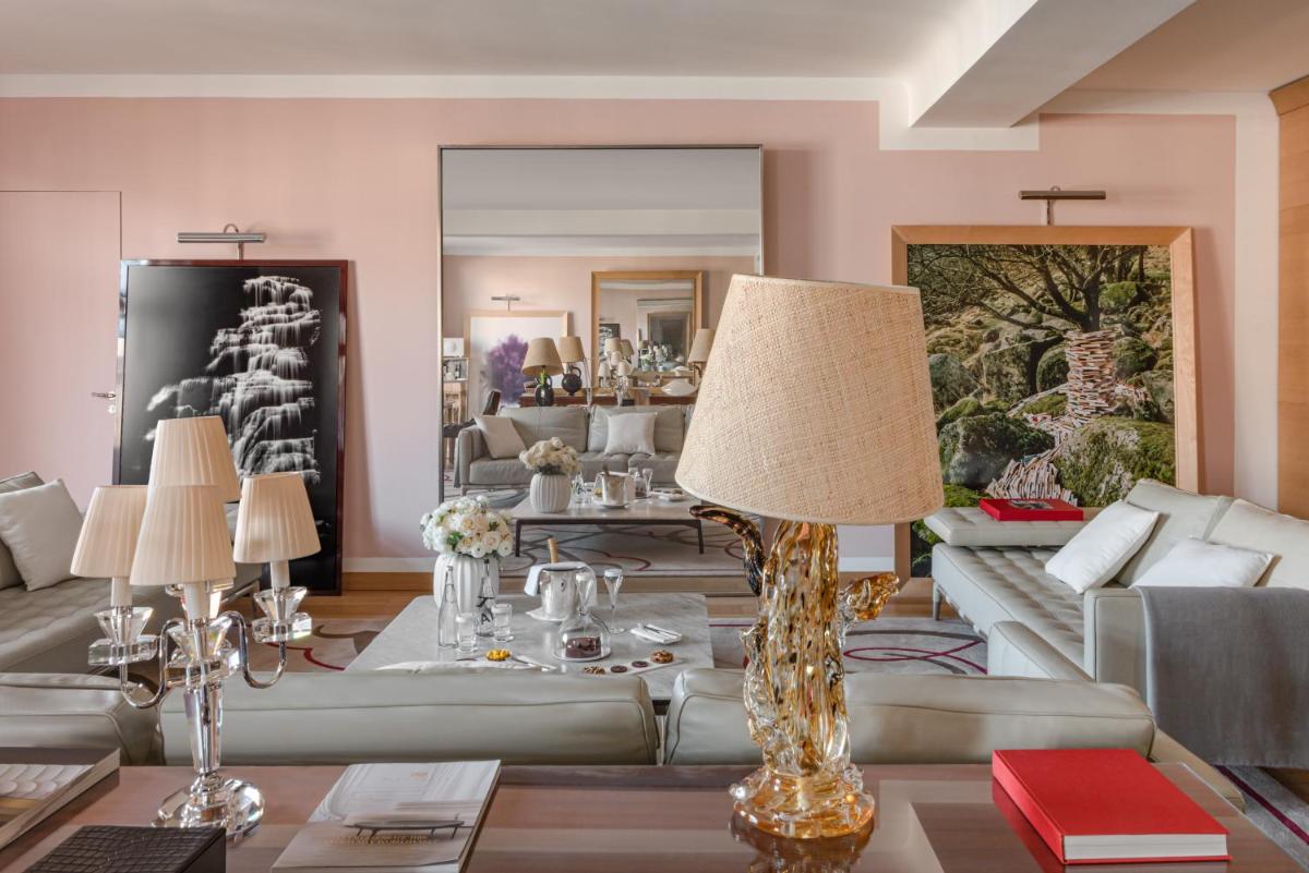 Coin salon dans l'établissement Hôtel Le Royal Monceau Raffles Paris